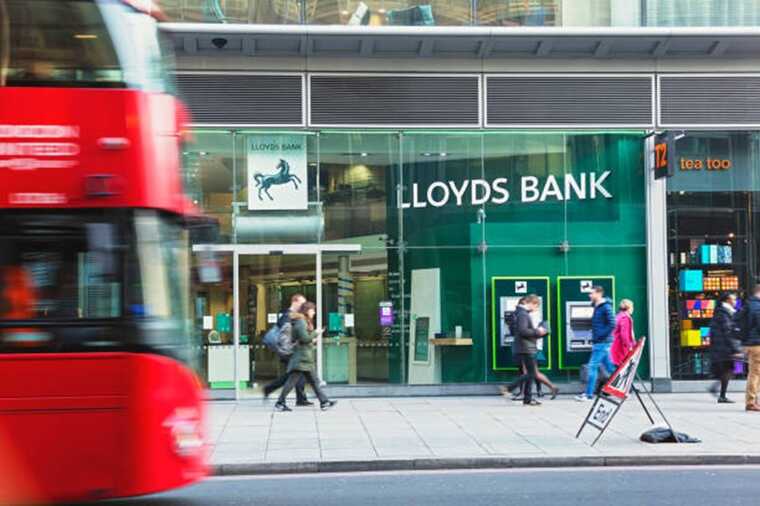 Lloyds под ударом: 233 отделения на грани закрытия, тысячи сотрудников теряют работу