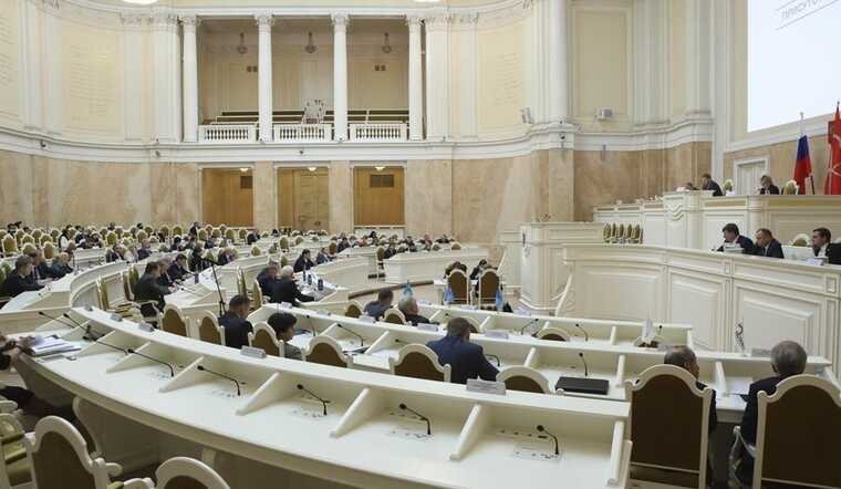 В Петербурге обсуждают новый закон о патриотическом воспитании