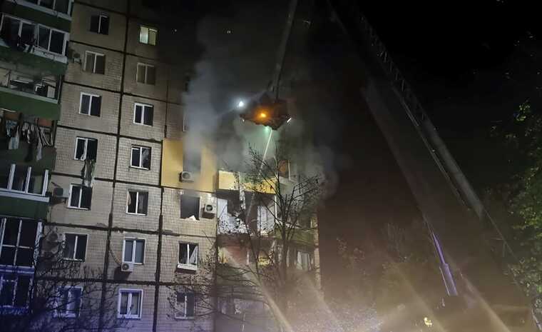 В Москве экстренные службы тушат пожар после взрыва в жилом доме